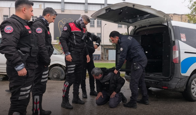 İnegöl'de ehliyetsiz sürücüden polise mukavemet: Biber gazıyla durduruldu