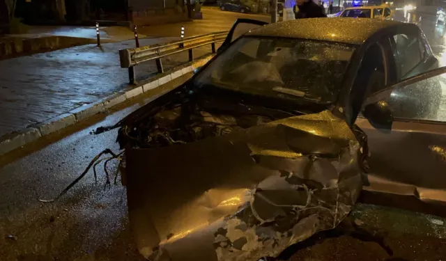 Bursa’da feci kaza: Çarpmanın etkisiyle otomobilin motoru yola savruldu