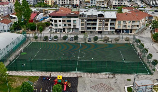 Bursa Gemlik’te halı sahalar yenilendi