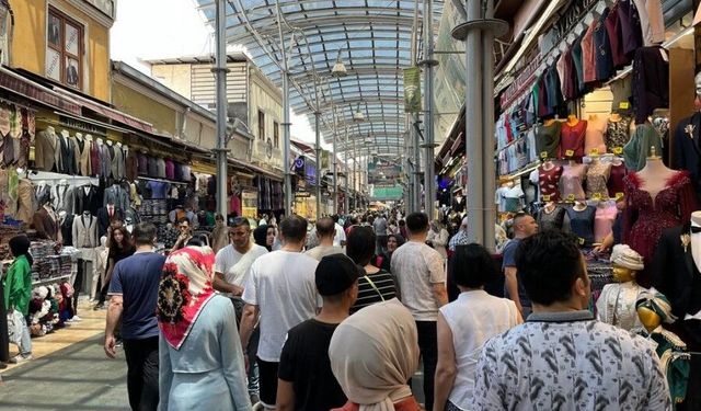 Bursalılar akın ediyor! Kapalıçarşı’da bayram mesaisi uzadı