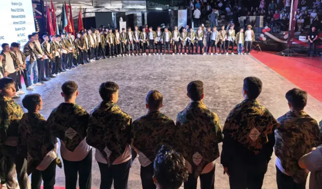 Bursa’da bin yıllık ritüel: Diplomayı alan "şed" kuşandı!