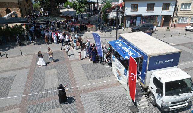 Binlerce kişi o noktalara akın etti! Bursa’da meydanlarda uzun kuyruklar oluştu