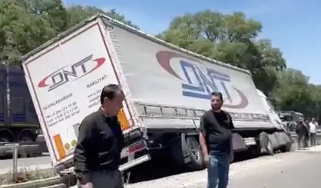 Bursa’da Lastiği Patlayan Tır Refüje Girdi: Trafik Felç Oldu!