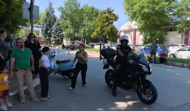 Bursa’da kimliğini unutan öğrenciye polis hızır gibi yetişti