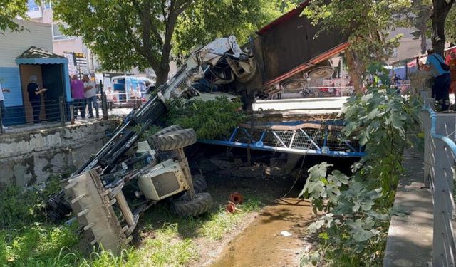Bursa’da dere temizliği kabusa döndü: Vinç otomobilin üzerine devrildi!