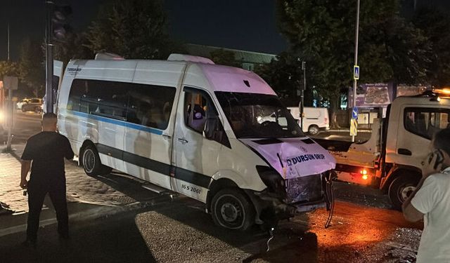 Bursa’da  servis aracı refüje çıktı!