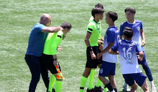 Bursa’da maçta skandal! Öğretmenler hakeme saldırdı