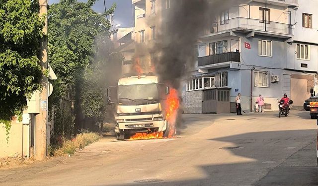 Bursa’da faciaya ramak kaldı! Park halindeki kamyon saniyeler içinde yandı