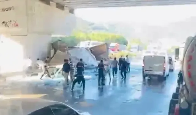 Bursa’da korkunç anlar! Hızlı tren köprüsü ayağına çarpan tır hurdaya döndü