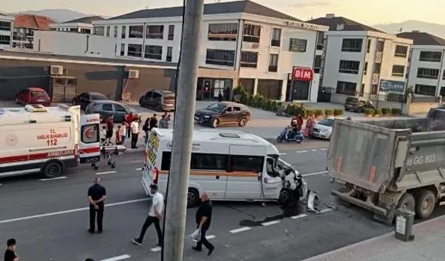 Bursa’da gece yarısı korkunç kaza! Servis minibüsü kamyona böyle çarptı