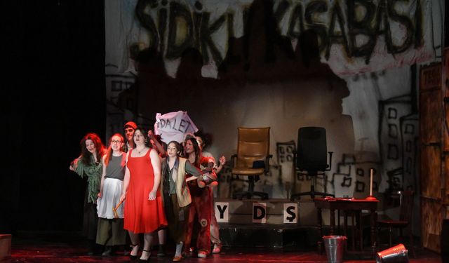 Bursa’da tiyatro rüzgarı! Gençlerin performansı izleyenlerin ilgisini büyüledi