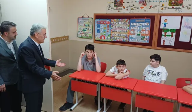 Bursa’da karne heyecanı: Vali Ayyıldız’dan özel öğrencilere sürpriz ziyaret!