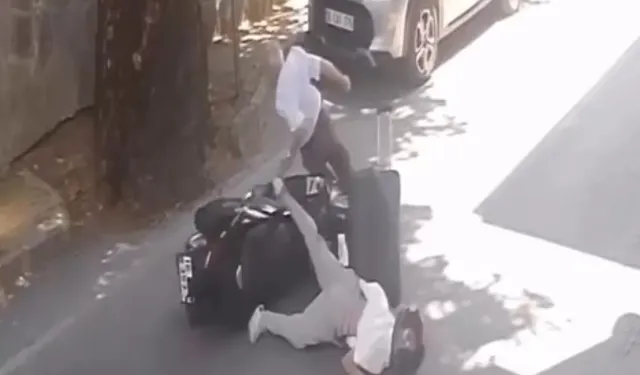 Bursa’da elinde valiziyle karşıya geçiyordu! Devrilen motosiklet dehşet saçtı