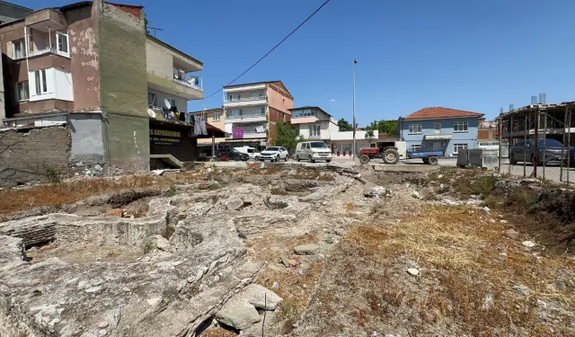 Bursa’da kilisenin 50 metre yakınındaki Roma hamamı çöp yığınları arasında kaldı!