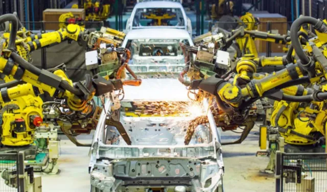 Bursa Oyak Renault’tan gövde gösterisi! Aynı banttan 3 model peş peşe çıktı