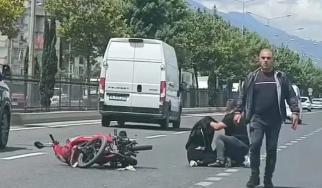 Bursa’da feci kaza! Motosikletli çift çarpışmanın şiddetiyle yola savruldu