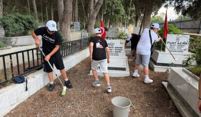 Bursa’da minik gönüllülerden anlamlı ziyaret: Şehitlerin hatırasına sahip çıktılar