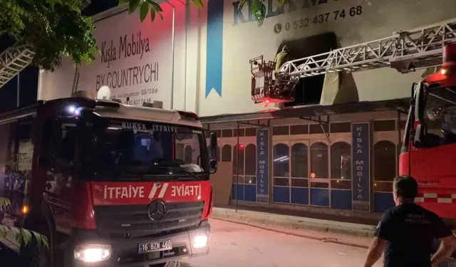 Bursa’da korku dolu anlar! Mobilya fabrikasında alevler yükseldi