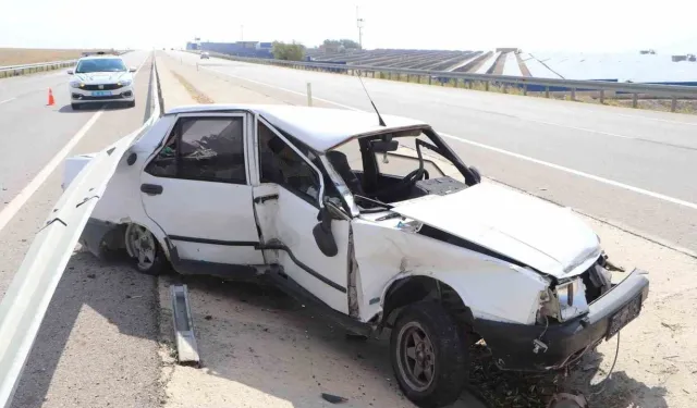 Bariyerlere çarpan otomobil iki büklüm oldu: 1 yaralı
