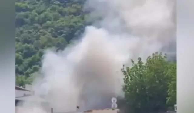 Bursa Yıldırım’da 3 katlı binanın çatısı alevlere teslim oldu