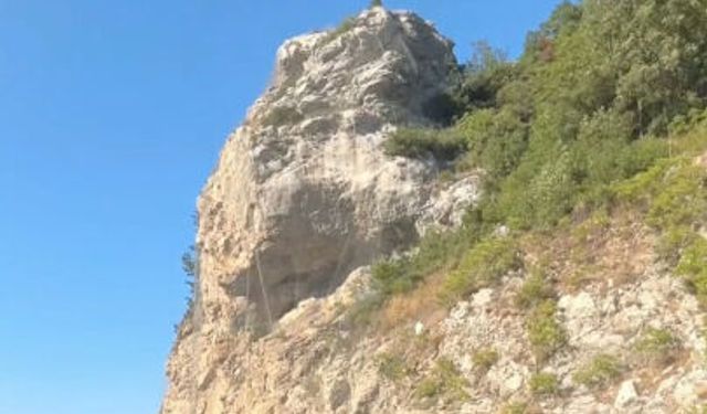 Bursa Orhaneli yolundaki dev kaya tehlike saçıyor