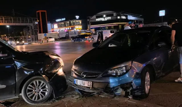 Bursa'da ışıklı kavşakta zincirleme kaza! 5 kişi yaralandı