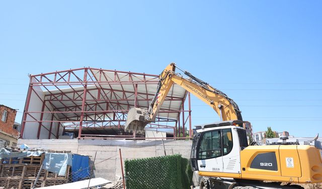 Bursa’da ruhsatsız depo yerle bir edildi!