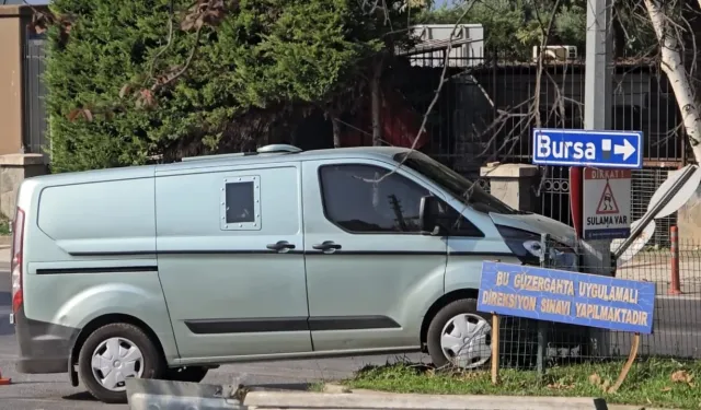 Bursa’da korkutan manevra! Zırhlı para nakil aracı refüje savruldu