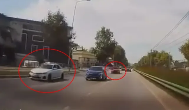 Otoyolda makas atarak yarıştılar! Bursa'daki kaza anı araç kamerasında