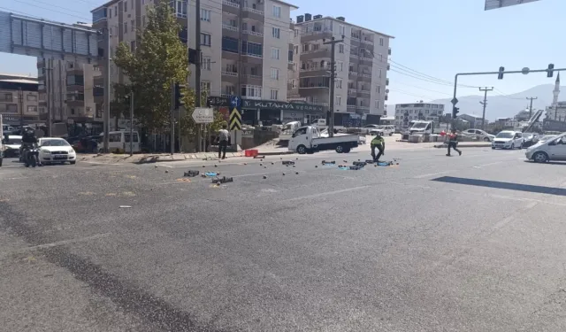 Bursa'da yola saçılan şeftaliler kaza getirdi