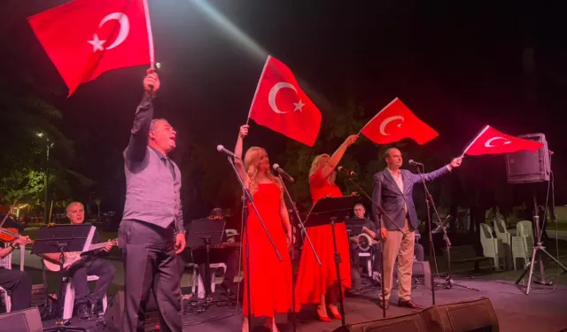 Bursa'da 30 Ağustos heyecanı başladı! Kültürpark'ta müzik dolu gece