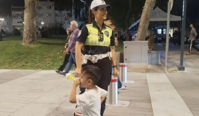 Bursa’da parkta kayboldu! Minik çocuğu polislerin sürprizi sakinleştirdi