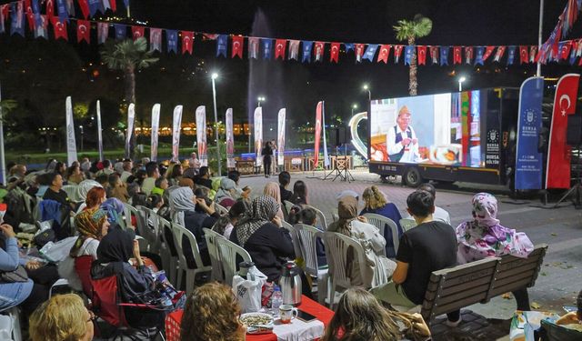 Bursa'da dev ekran kuruldu! Ücretsiz sinema keyfinin adresi belli oldu