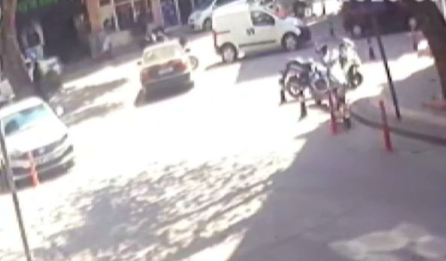 Bursa'da motosiklet kazası kamerada! Çarpışmanın etkisiyle yere savruldu