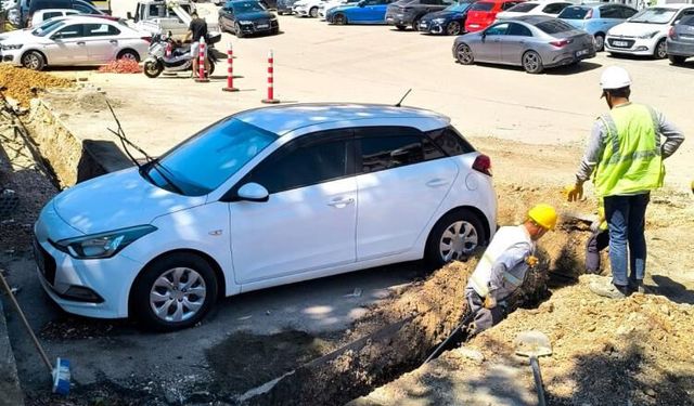 Bursa’da ilginç görüntü! Otomobili kaldıramayınca çevresini kazdılar