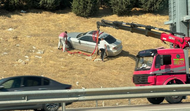 Bursa’da faciayı teğet geçti! Bariyerleri aşan otomobil tarlaya uçtu