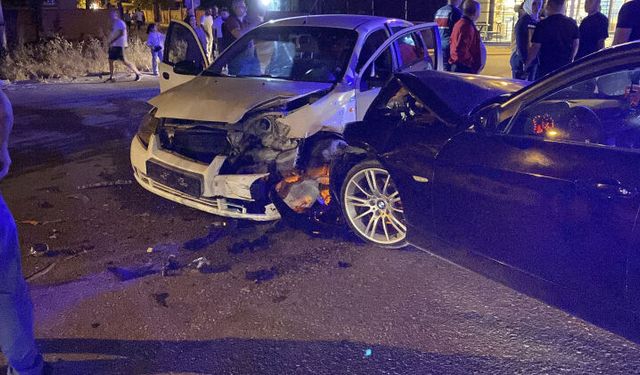 Bursa’da iki otomobil kafa kafaya çarpıştı! 2 sürücü yaralandı