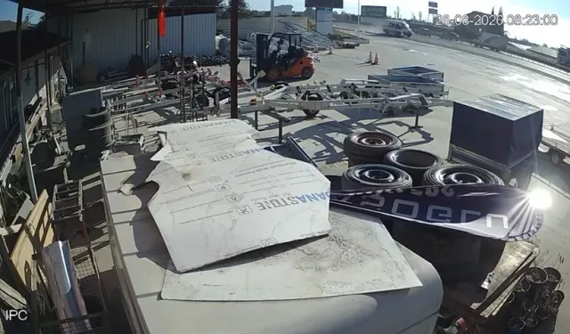 Bursa’da motosiklete arkadan çarpan kamyonet 2 kişiyi yola savurdu! O anlar kamerada