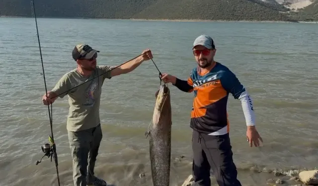 Bursa’da turna beklerken oltaya 13 kiloluk dev yayın balığı takıldı!