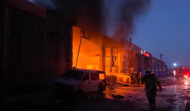 Bursa İnegöl’de mühürlü boya imalathanesinde yangın! 3 iş yeri zarar gördü