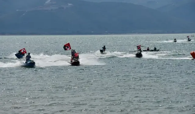 Bursa İznik Gölü’nde nefes kesen mücadele! 60 sporcu kıyasıya yarıştı