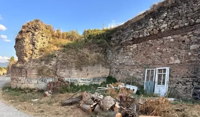 Bursa İznik’te tarihi surlara sprey boya saldırısı! Bölge halkı isyan etti