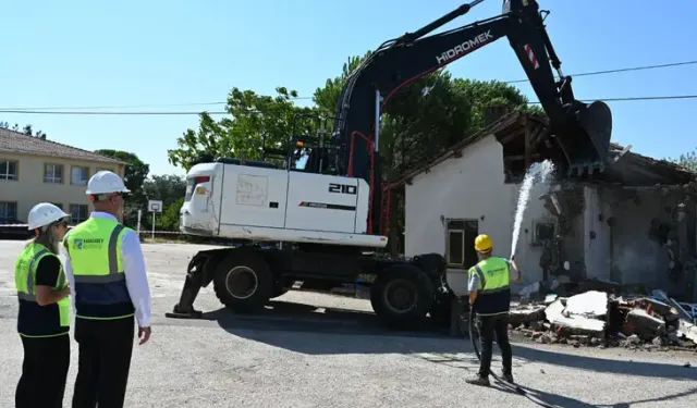 Bursa Karacabey’de yıllardır kullanılmayan eski okul lojmanı yıkıldı!