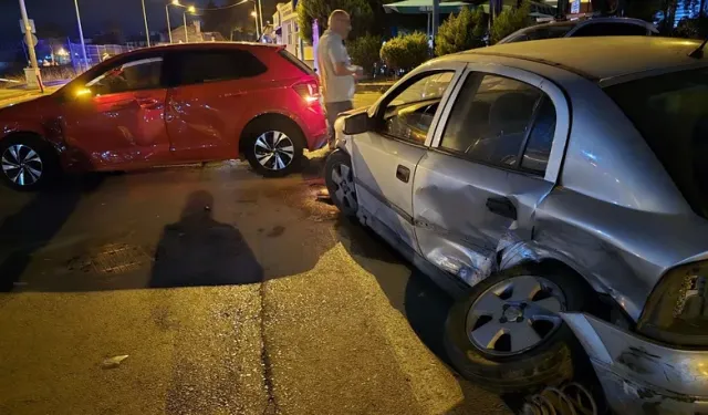 Mudanya'da iki otomobil çarpıştı 4 kişi yaralandı