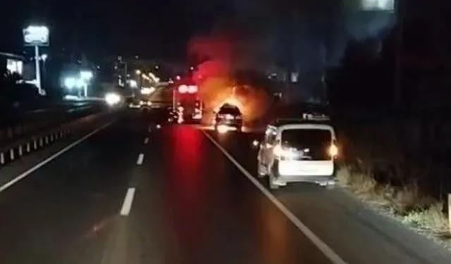 Bursa Gemlik yolunda seyir halindeki otomobil alevlere teslim oldu! O anlar kamerada