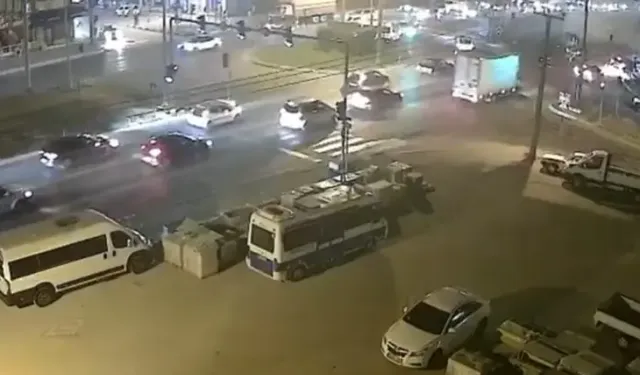 Bursa’da kavşakta ölüm kalım anları! 2 yaya kendini son anda kurtardı
