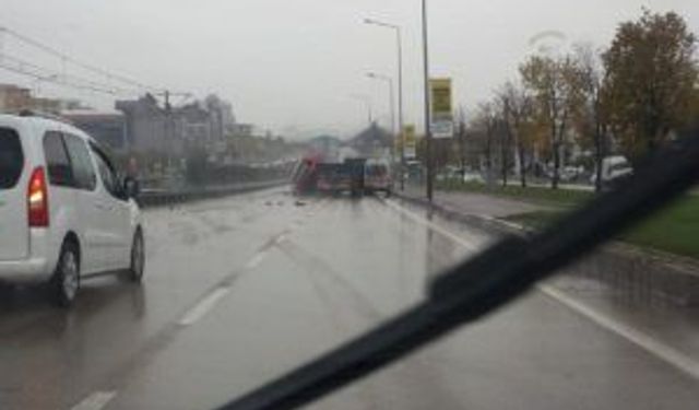 Bursa’da TIR dehşeti! Kaygan yolda kontrolden çıktı