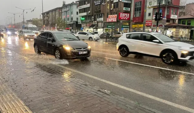 Bursa'da şiddetli yağış ulaşımı felç etti! Trafik kilitlendi