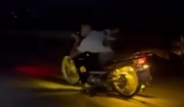 Bursa-Ankara yolunda tehlikeli yolculuk! Motosikletin üzerine yatarak ilerledi