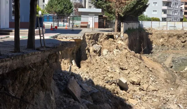 Bursa’da okul bahçesi çöktü! Kazı çalışması sonrası korkutan görüntü
